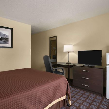 Super 8 By Wyndham Saginaw Motel Buitenkant foto