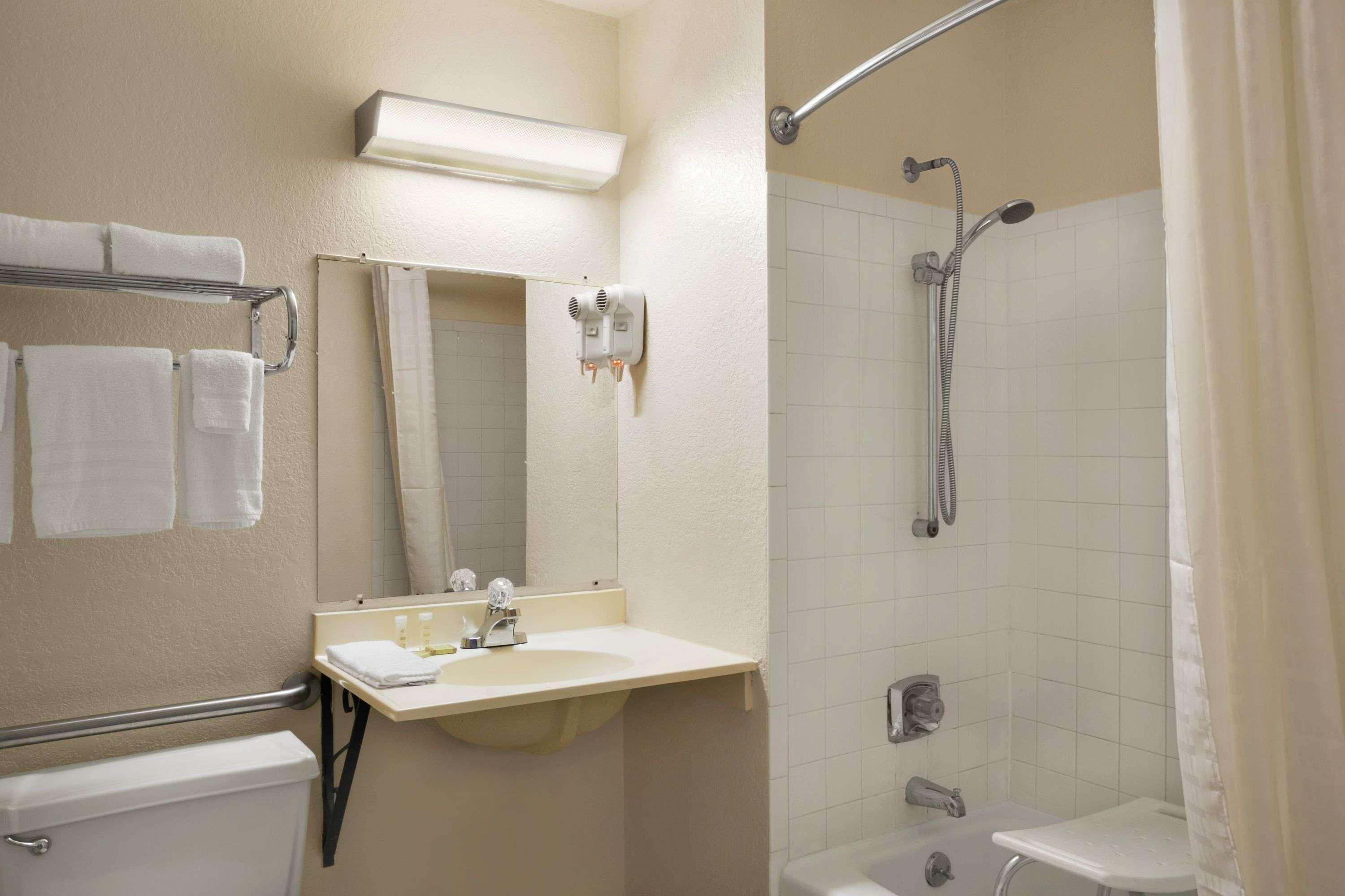 Super 8 By Wyndham Saginaw Motel Buitenkant foto