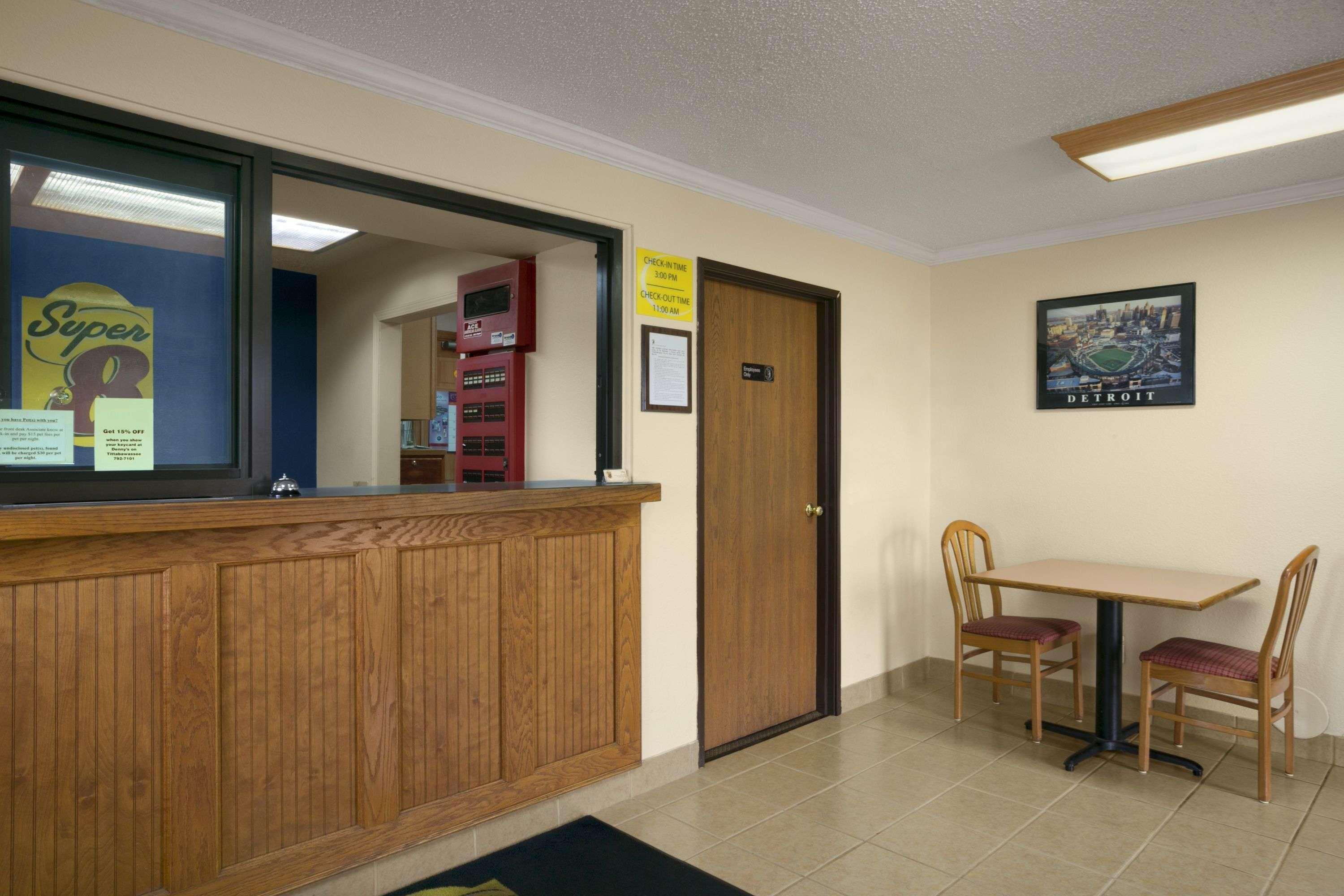 Super 8 By Wyndham Saginaw Motel Buitenkant foto