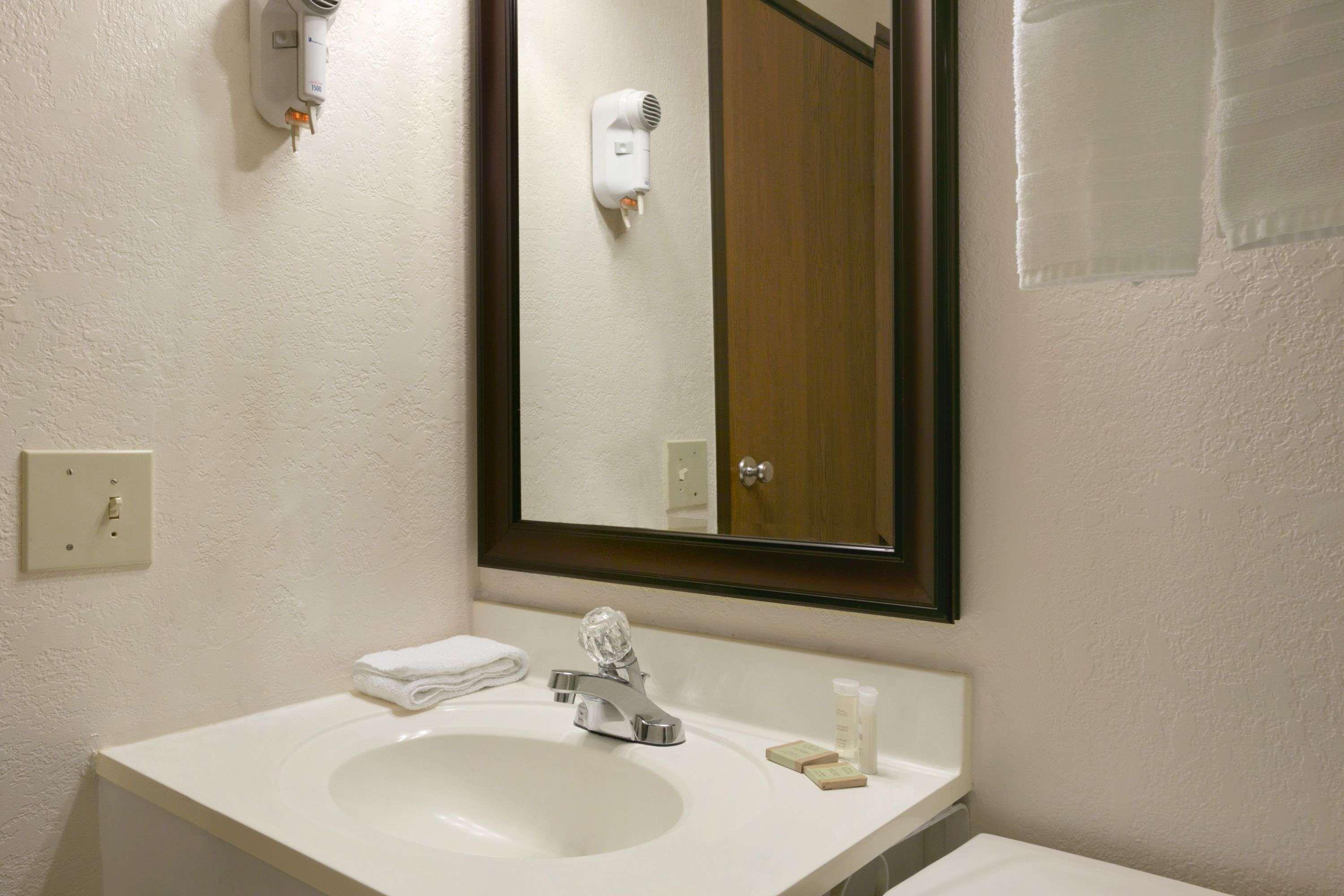 Super 8 By Wyndham Saginaw Motel Buitenkant foto