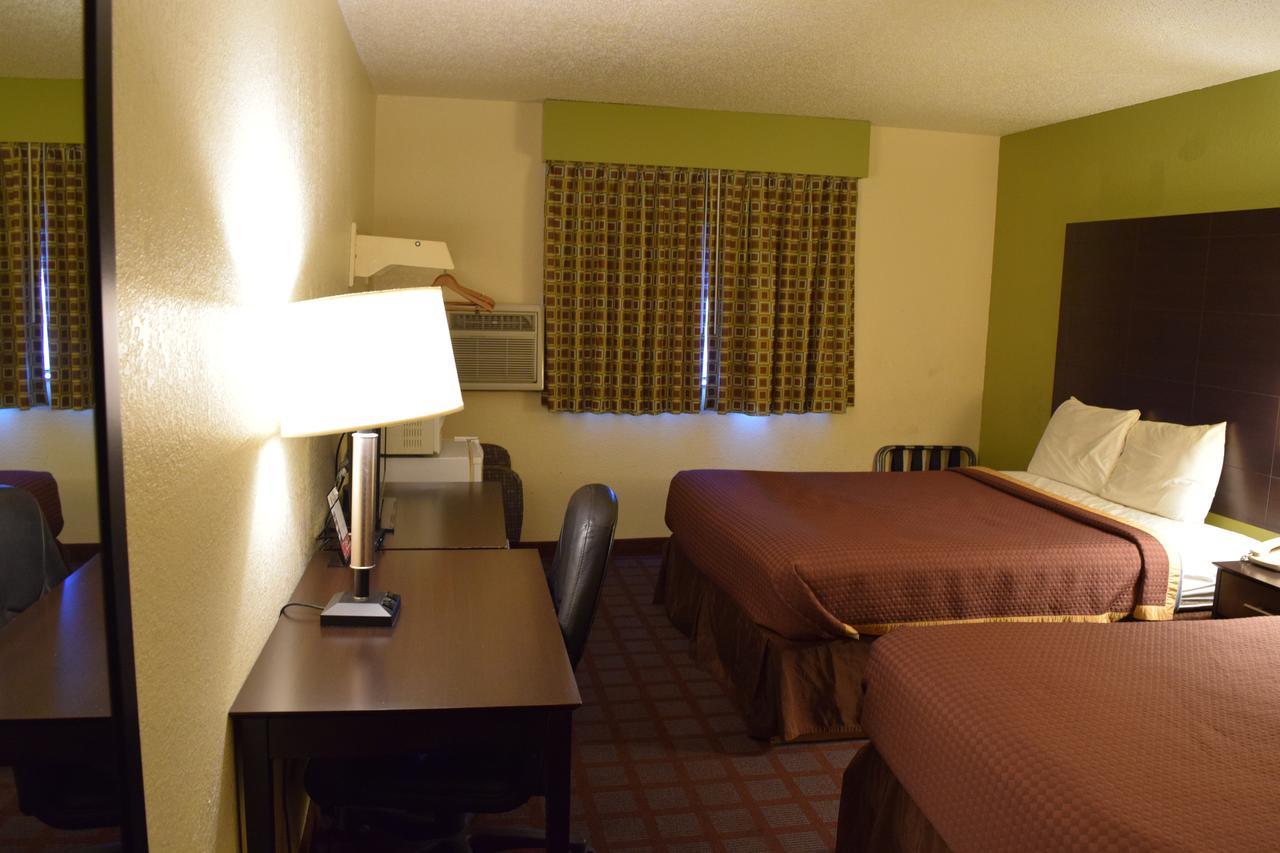 Super 8 By Wyndham Saginaw Motel Buitenkant foto