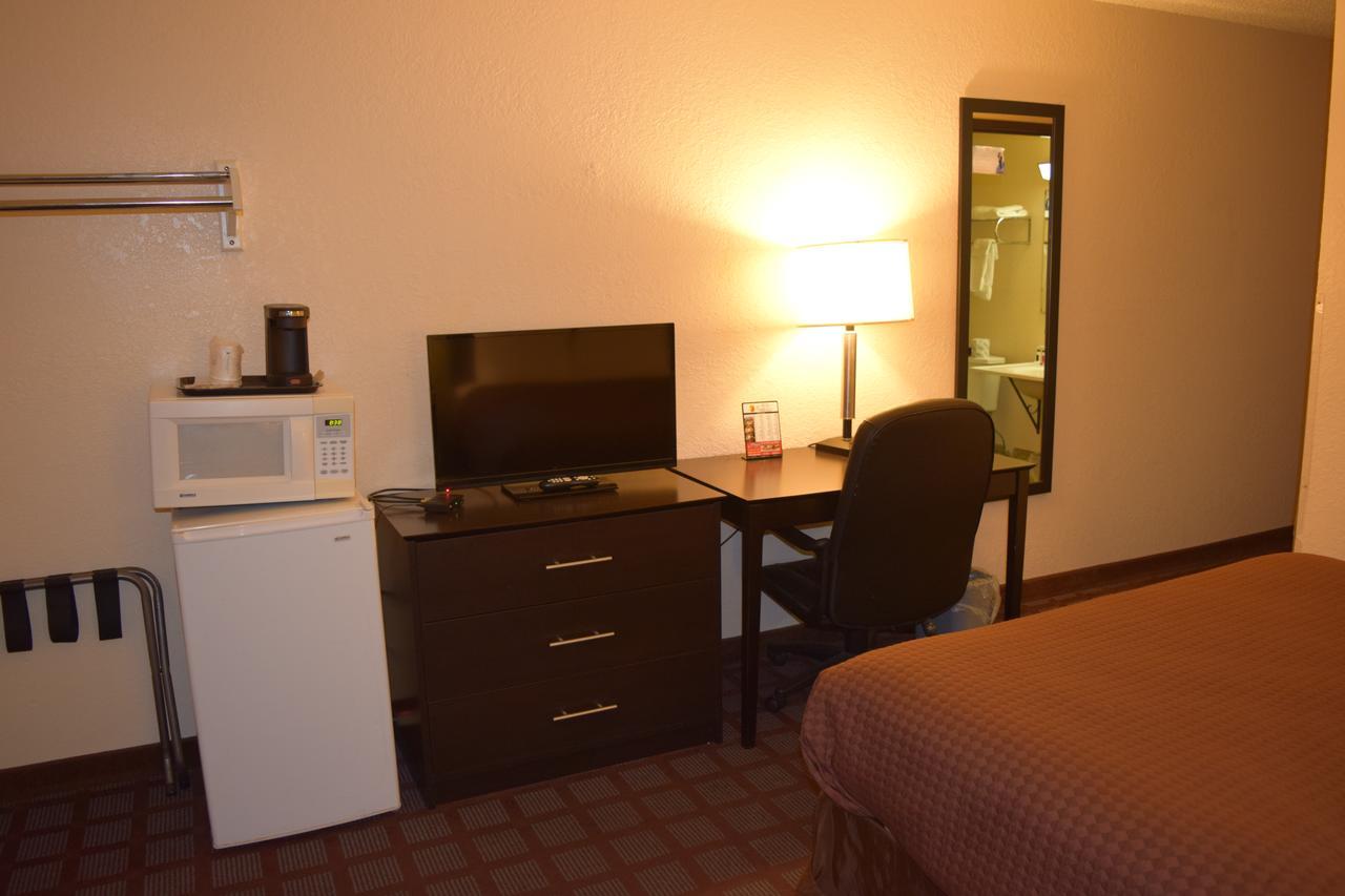 Super 8 By Wyndham Saginaw Motel Buitenkant foto