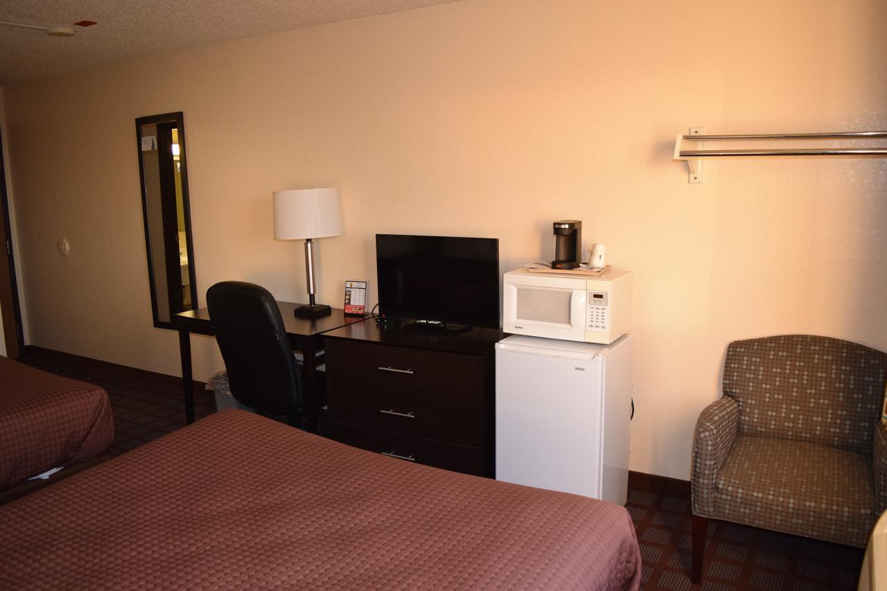 Super 8 By Wyndham Saginaw Motel Buitenkant foto