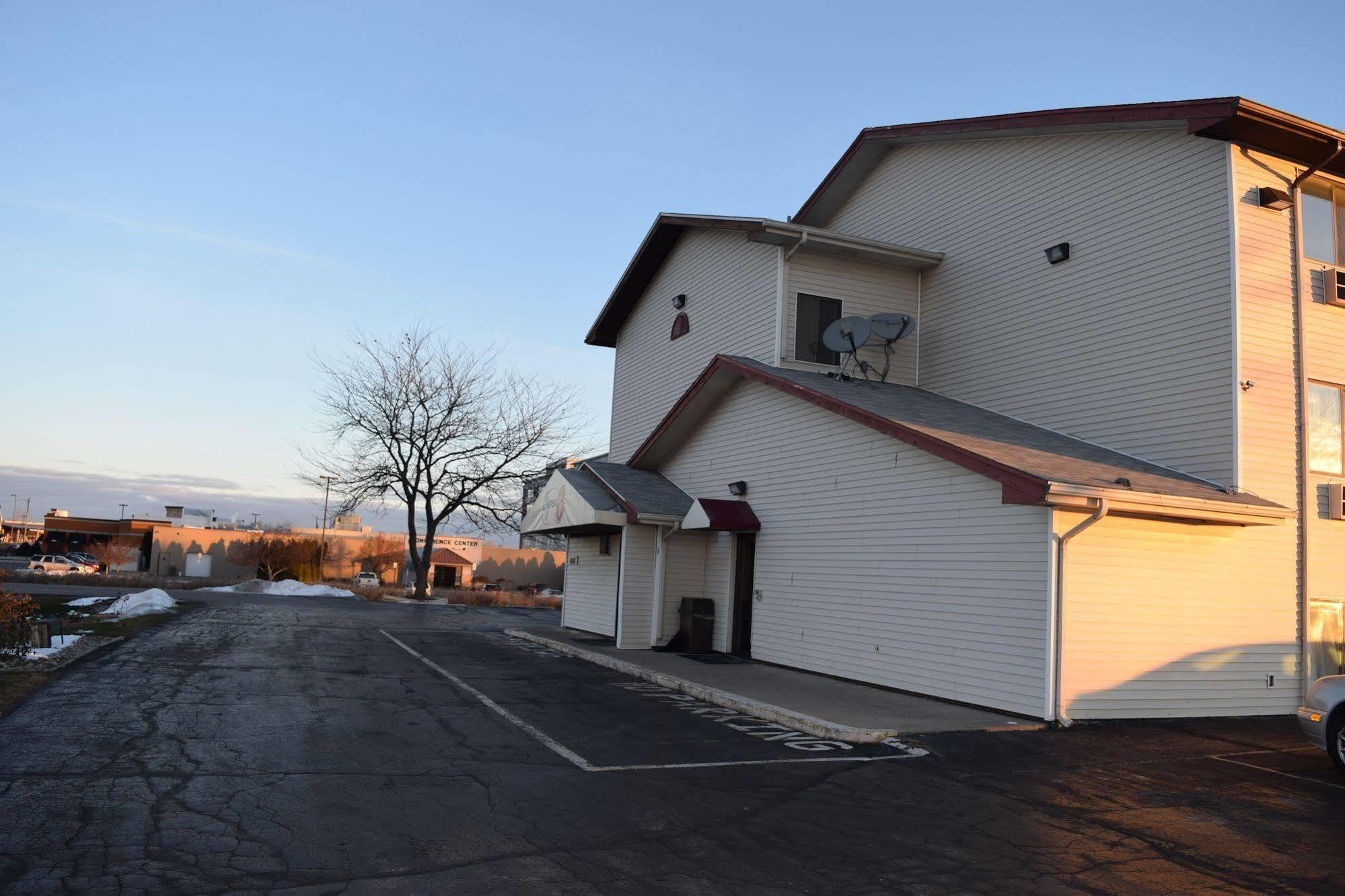 Super 8 By Wyndham Saginaw Motel Buitenkant foto