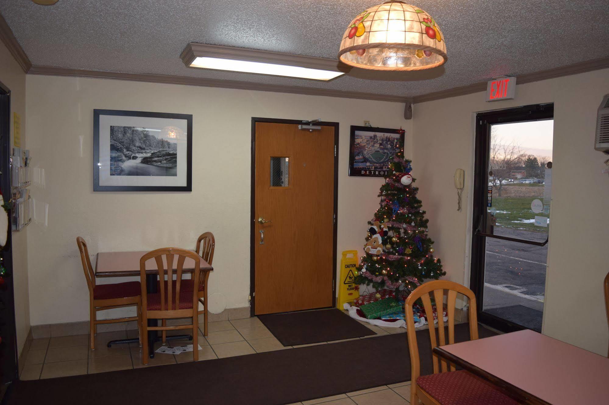 Super 8 By Wyndham Saginaw Motel Buitenkant foto