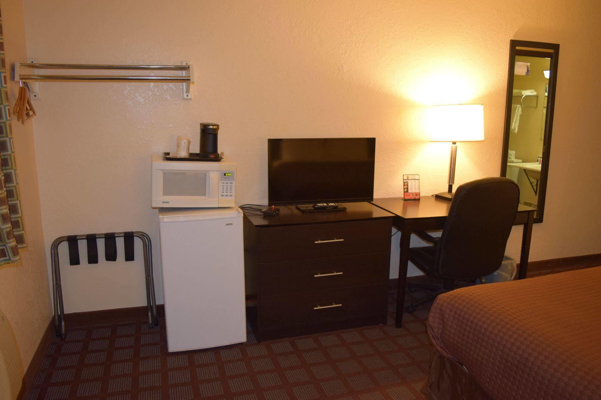 Super 8 By Wyndham Saginaw Motel Buitenkant foto