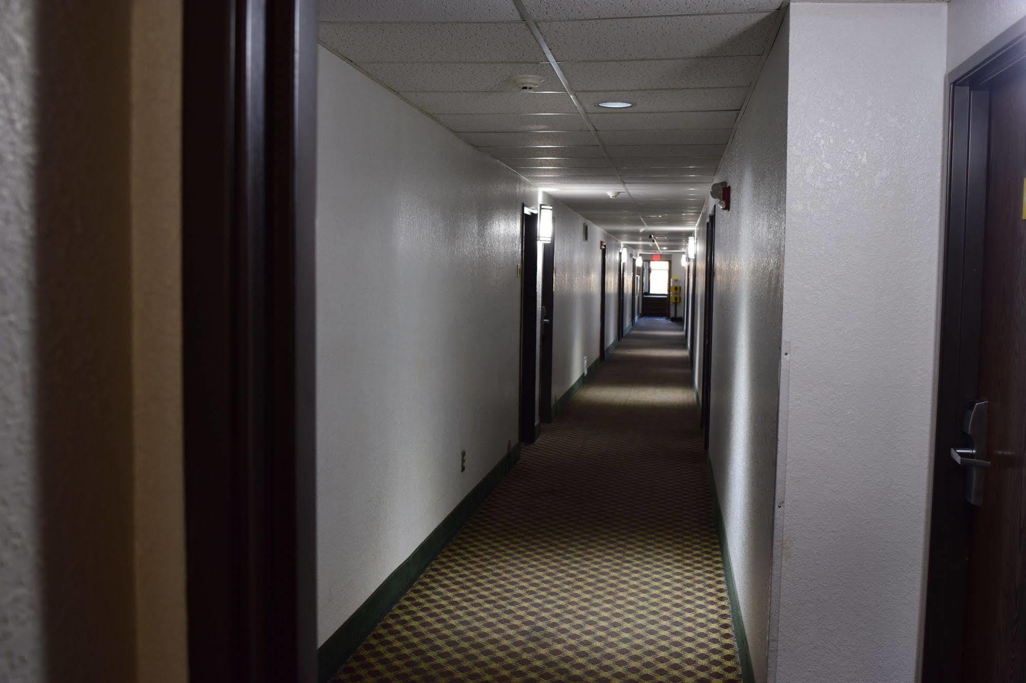 Super 8 By Wyndham Saginaw Motel Buitenkant foto